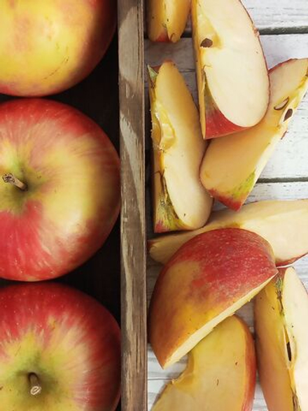 Яблоки Медовый хруст 500 - 600 гр.