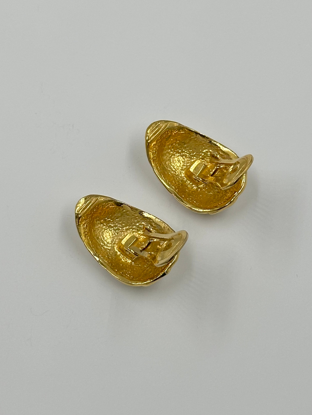 Клипсы с кремовой эмалью