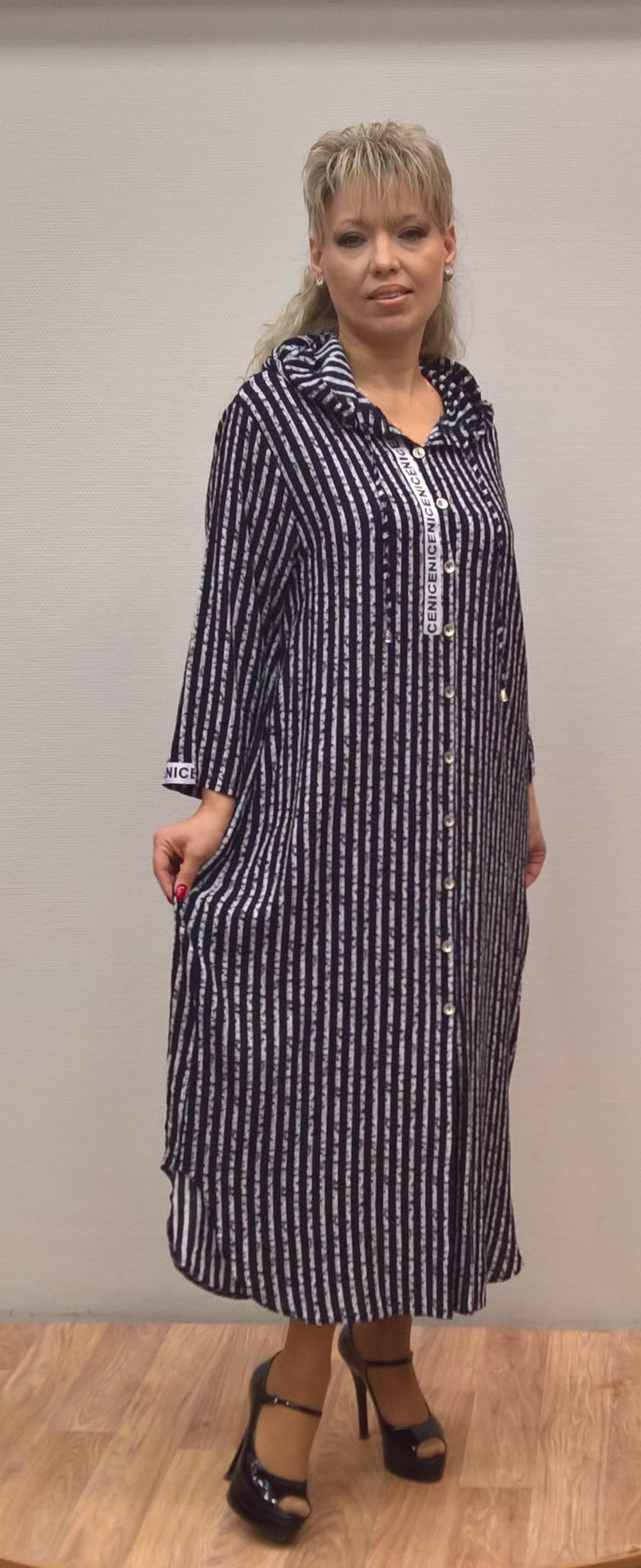 Длинное платье в мелкую белую полоску с капюшоном