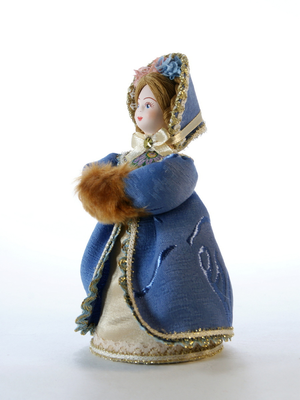 Кукла фарфоровая Барышня в капоре и шубке 19 века