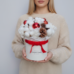 Новогодняя композиция из хлопка, сухоцветов и ёлочных украшений