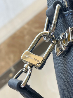 Louis Vuitton Avenue Messenger