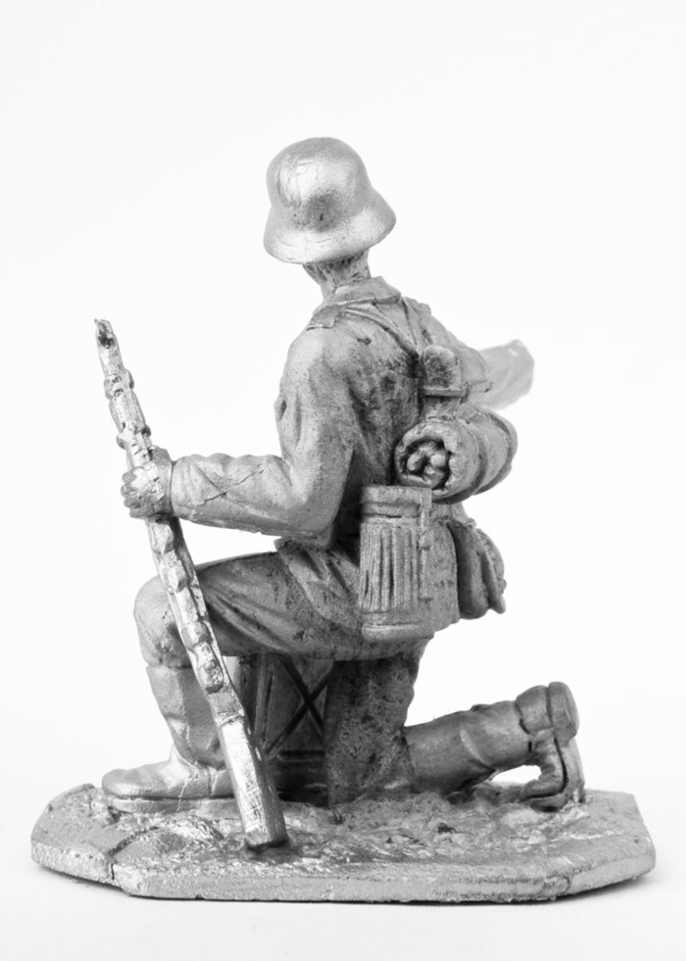 Оловянный солдатик Немецкий расчет РАК 35 (наводчик)