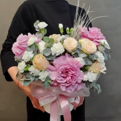 Авторская композиция с пионовидными розами М
