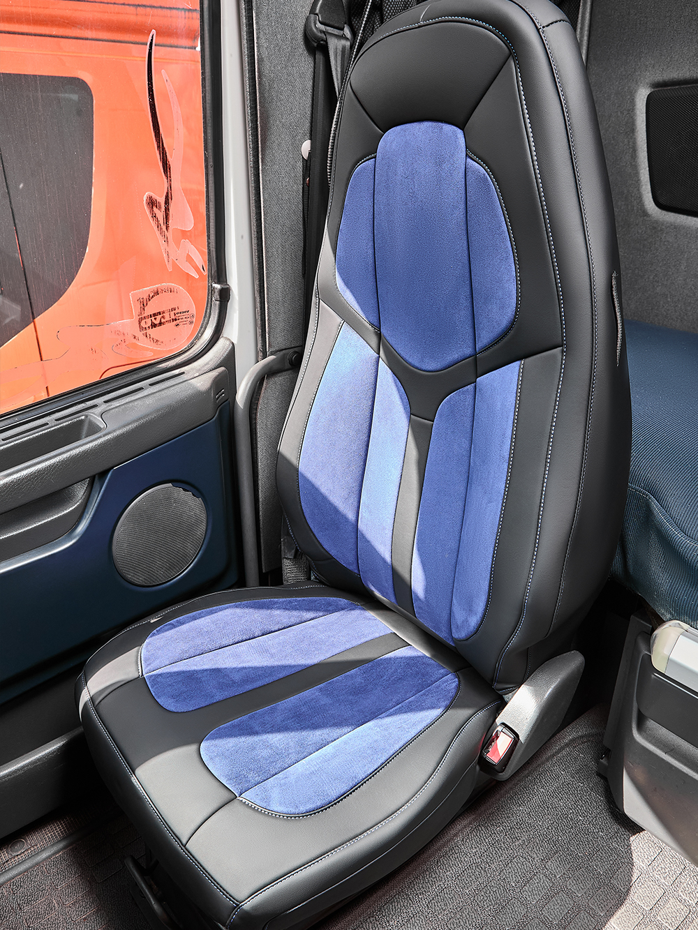 Чехлы Люкс VOLVO FH-13 после 2018 года: водитель от сиденья, пассажир от стойки кабины (один вырез под ремень) (экокожа, черный, синяя вставка)