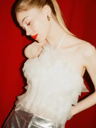 Топ из органзы с рюшами и открытой спиной