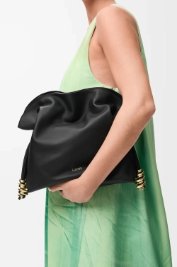 Loewe Сумка-клатч среднего размера Coil Flamenco из телячьей кожи наппа, черный