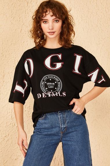 Qadın üçün geniş ölçülü qara t-shirt LOGİN 10501023