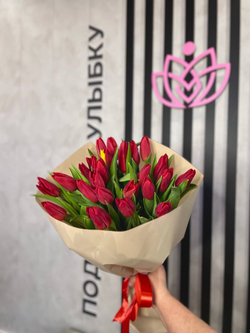 Букет 25 красных тюльпанов