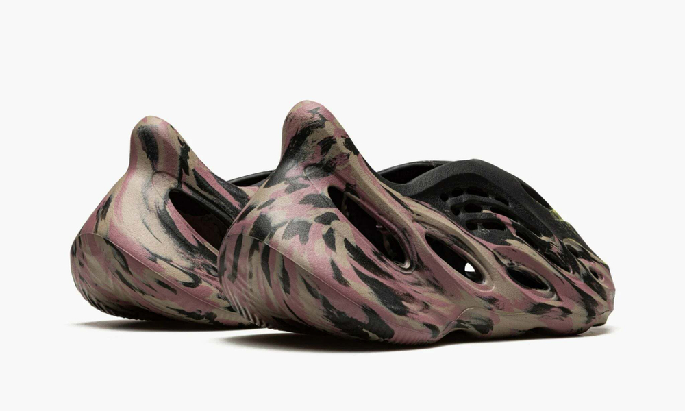 Yeezy Foam RNNR MX "Carbon"