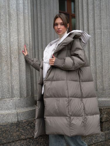 Бежевый удлиненный пуховик с контрастной жилеткой