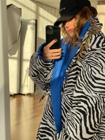 Наглый пуховик двусторонний микс оттенок василек и зебра