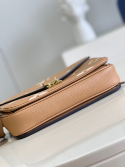Louis Vuitton Pochette Metis
