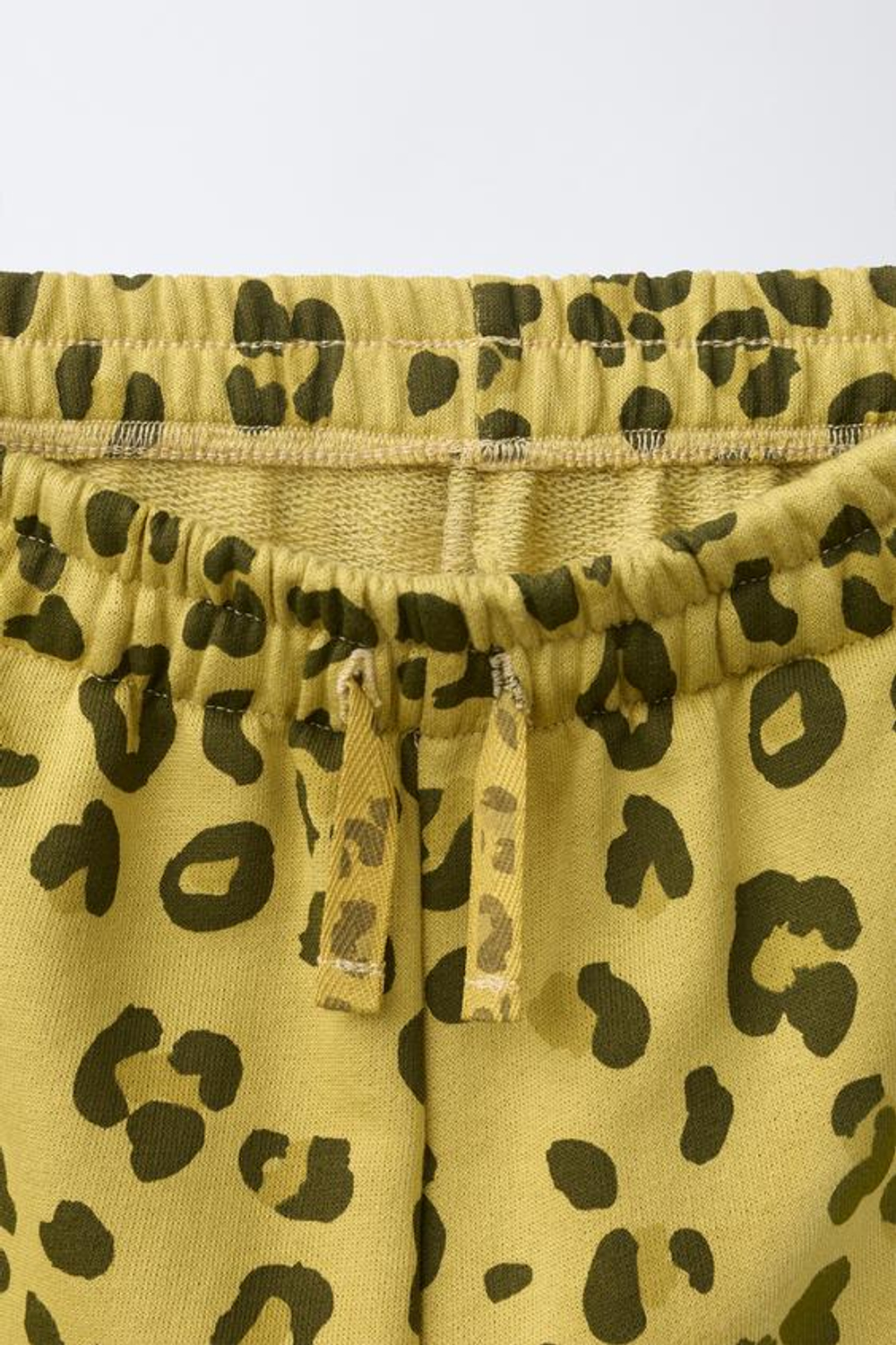 ZARA ШОРТЫ ИЗ МЯГКОЙ ТКАНИ С АНИМАЛИСТИЧЕСКИМ ПРИНТОМ, ЖЕЛТЫЙ