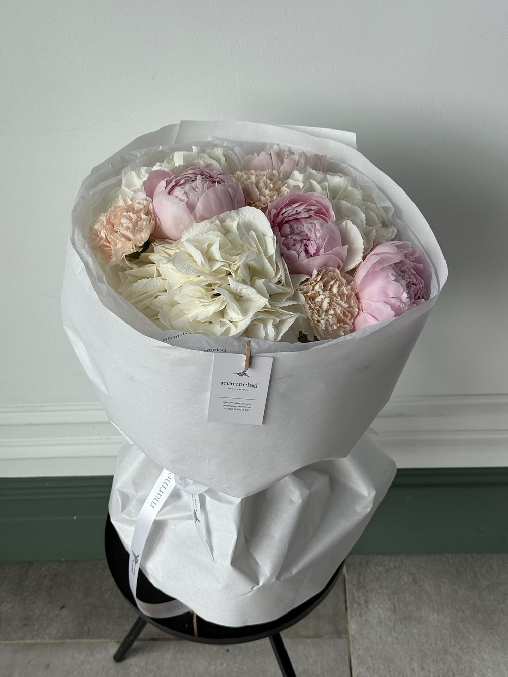 Букет из гортензии, пионов и диантусов