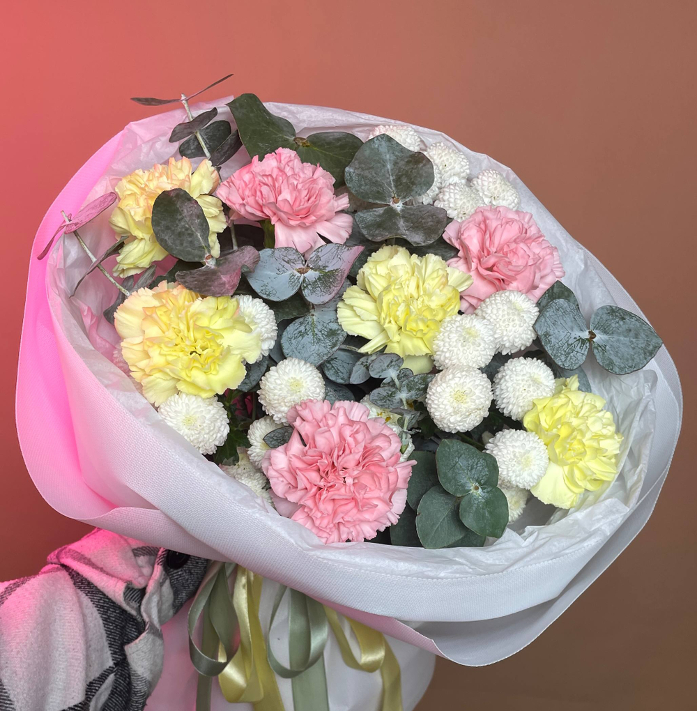 Букет "Весна" диантусы микс, дубки, эвкалипт