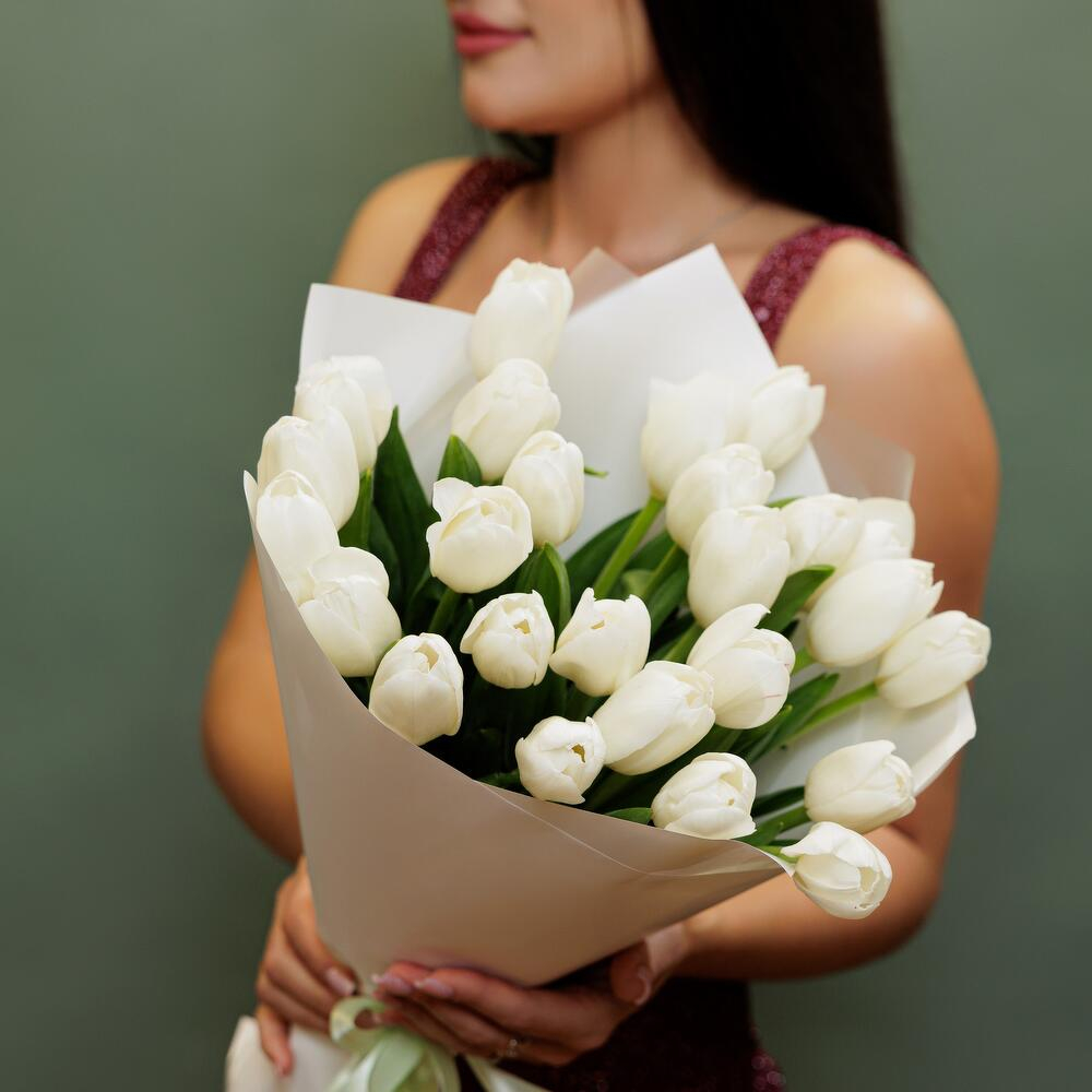 Букет из 25 белых тюльпанов в белом оформлении
