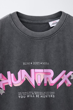 ZARA ФУТБОЛКА С ЭФФЕКТОМ ПОТЕРТОСТИ И ПРИНТОМ KPOP DEMON HUNTERS™ NETFLIX ©, ТЕМНЫЙ АНТРАЦИТ