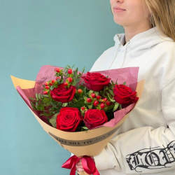 Букет из красных роз и гиперикума