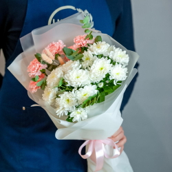 Букет с диантусами и хризантемой Балтика