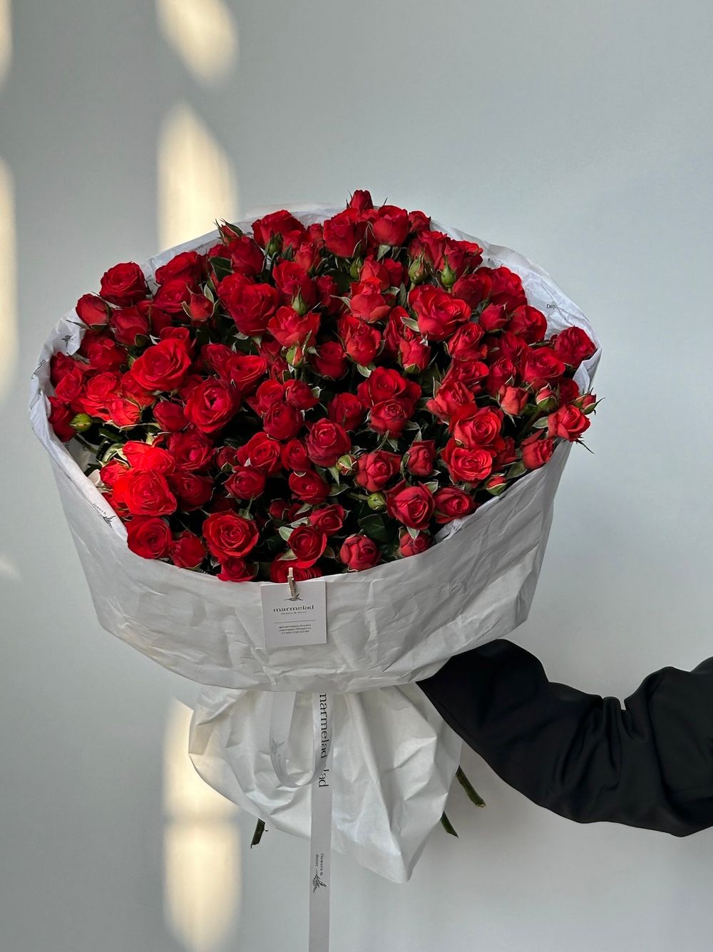 Букет моно из кустовых роз 25 шт в красном оттенке