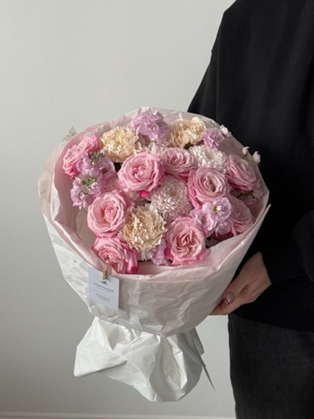 Букет из кустовой пионовидной розы , хризантемы, маттиолы и диантусов