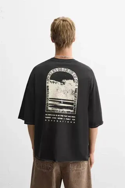 ZARA ФУТБОЛКА С КОНТРАСТНЫМ ПРИНТОМ, ЧЕРНЫЙ