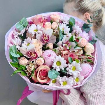 Авторский букет с пионами и орхидеями