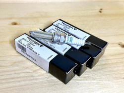 Triumph Свеча зажигания T1290745 / NGK LMAR8A-9