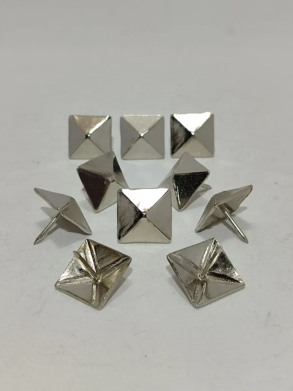 Гвозди мебельные с декоративной шляпкой большие