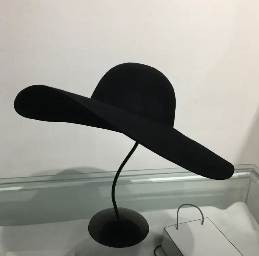 Фетровая шляпа с широкими полями.