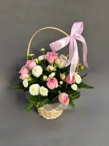 Корзина с розовыми кустовыми розами и хризантемами