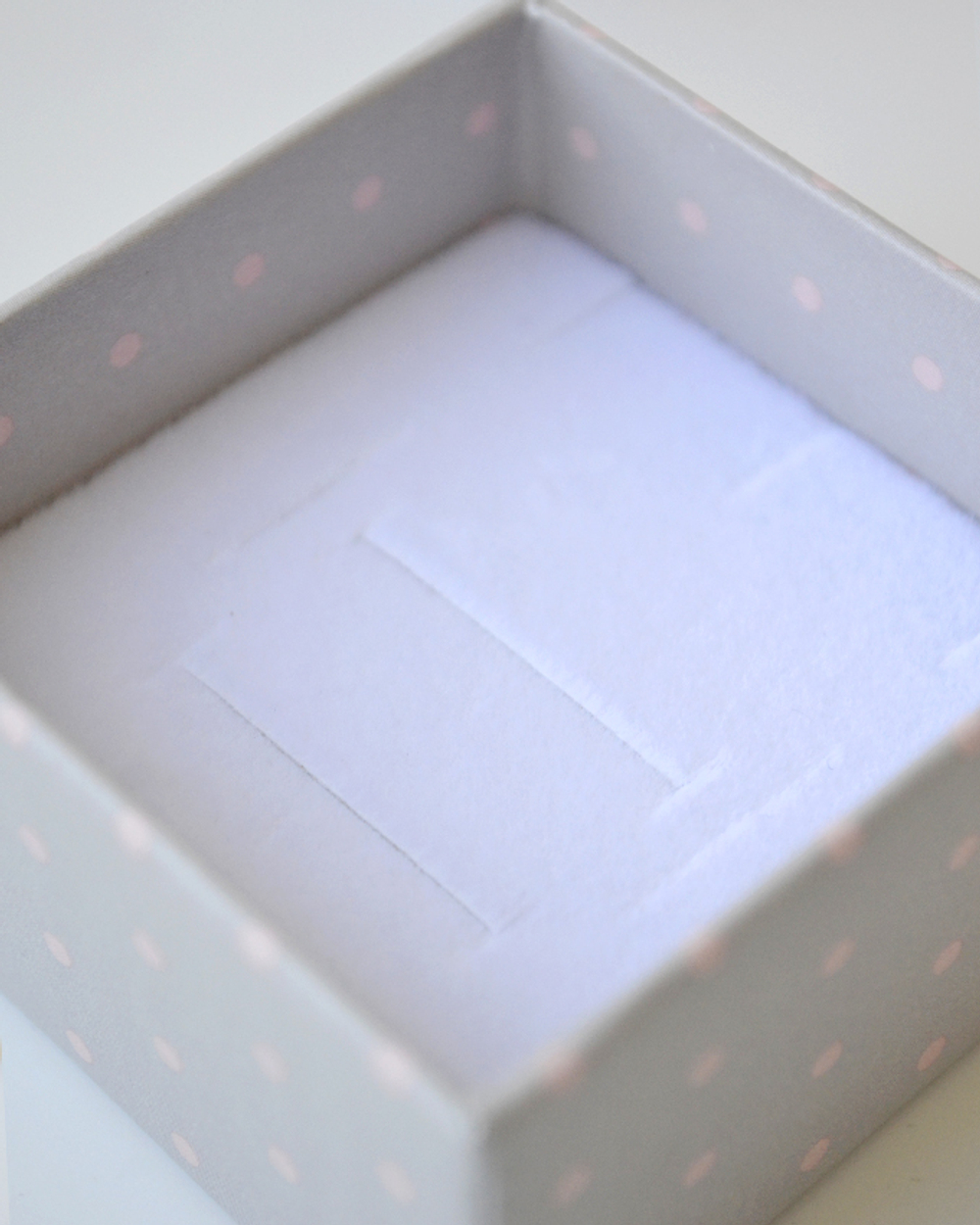 Квадратный футляр «Романтика. Гербера с макарунами» под серьги