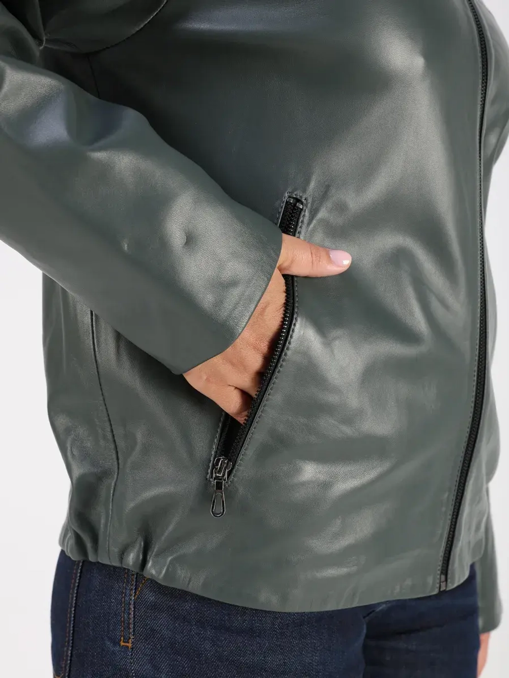 Кожаная куртка демисезонная с капюшоном короткая