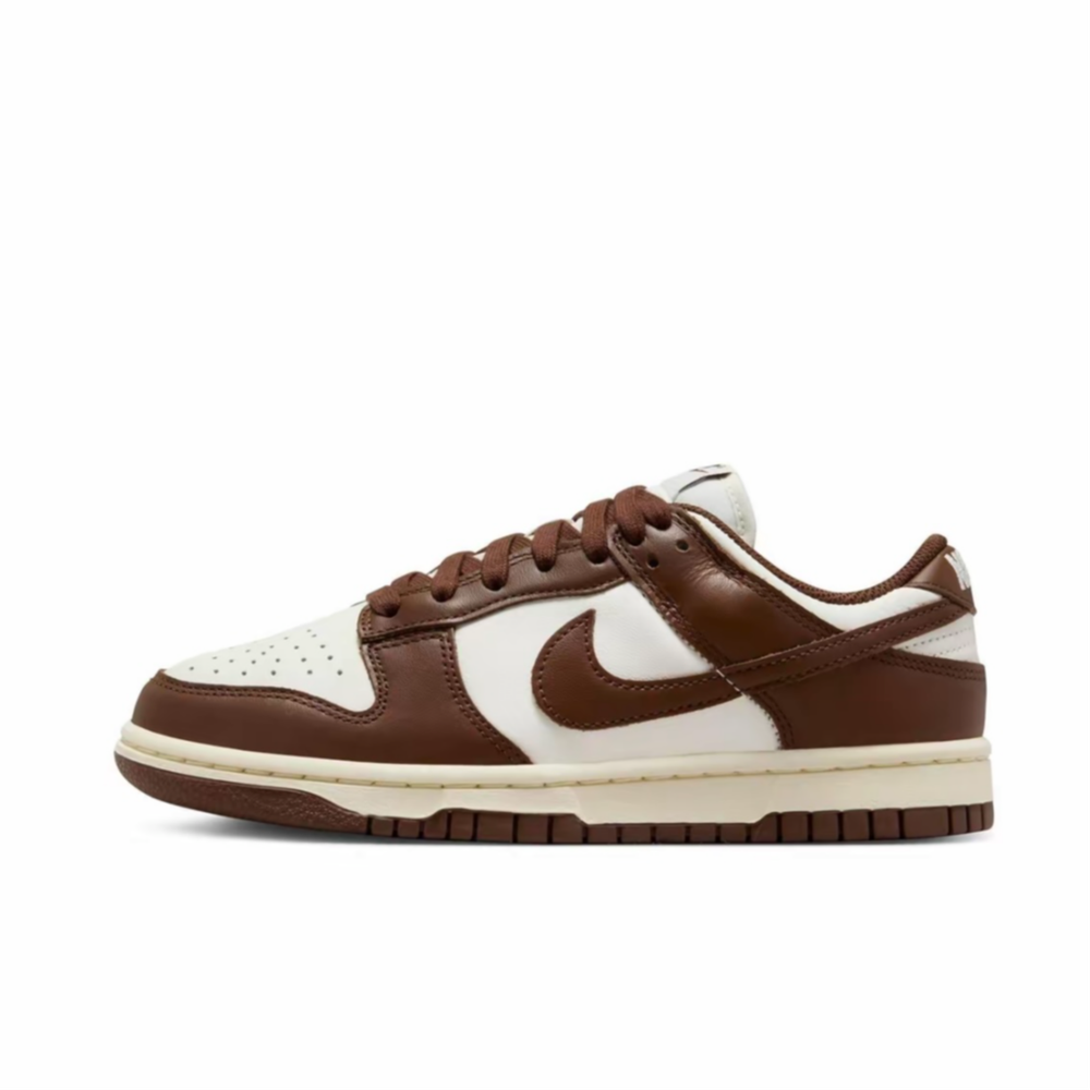 alt="Nike Dunk Low Cacao Wow DD1503-124 женские бело-коричневые кроссовки вид сбоку на белом фоне"