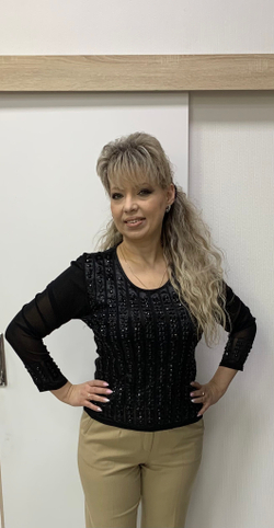 Комбинированный черный блузон с пайетками и камушками.