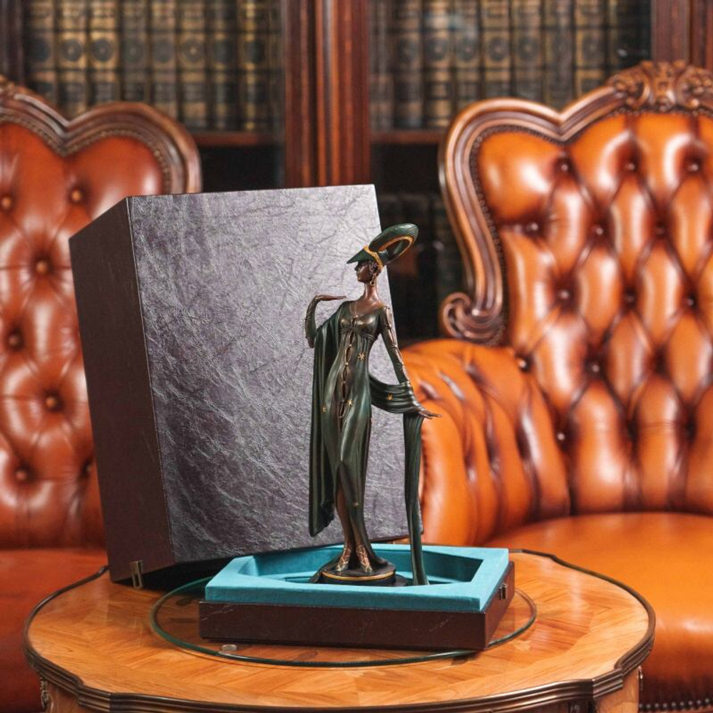 Скульптура «Элегантная дама в изумрудном платье»