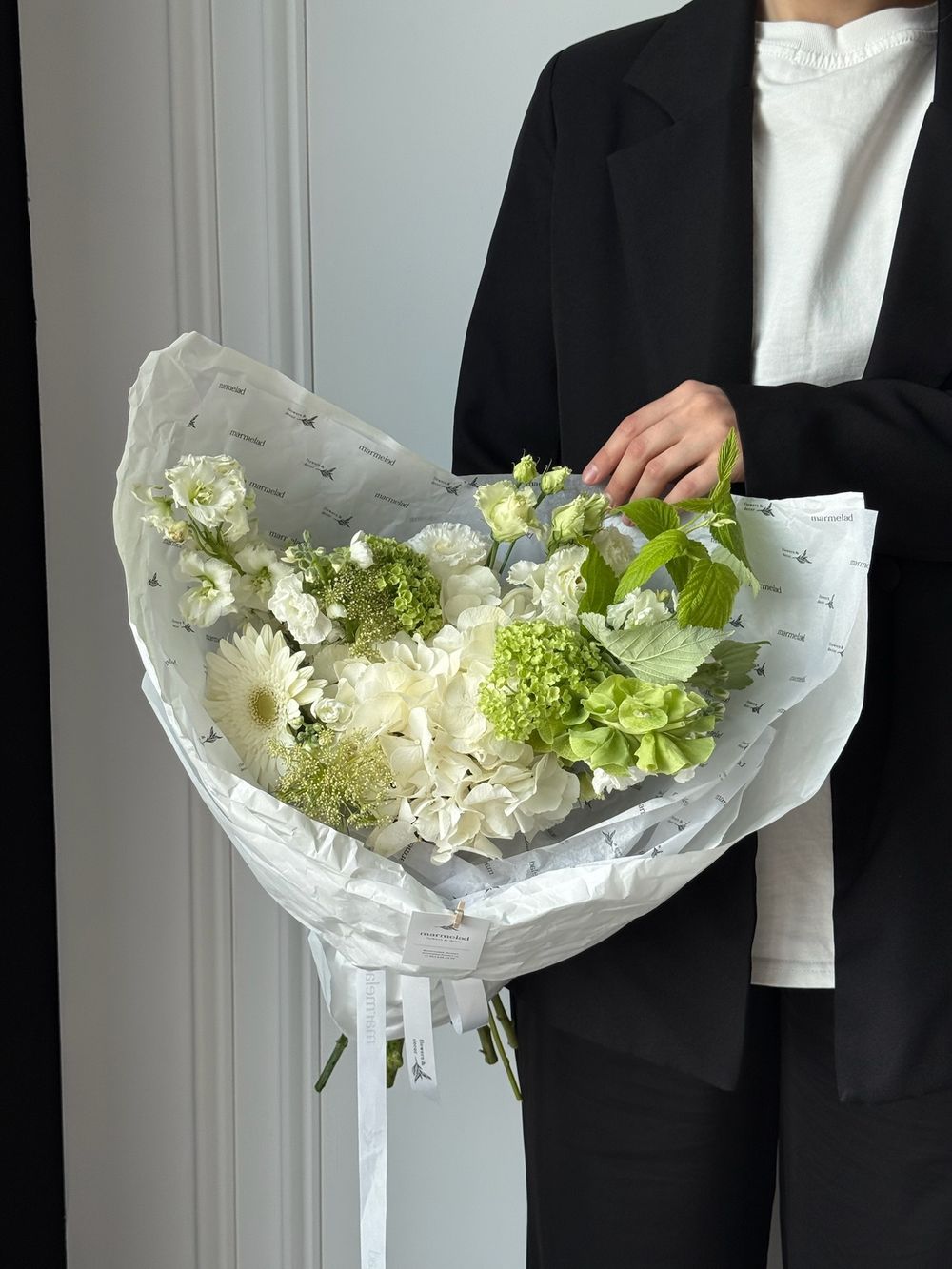 Букет сборный из гортензий, маттиолы, вибурнума, амми и герберы