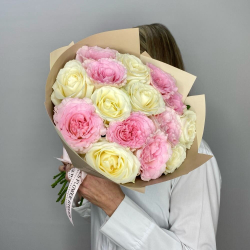 Микс из 15 розовых и белых роз