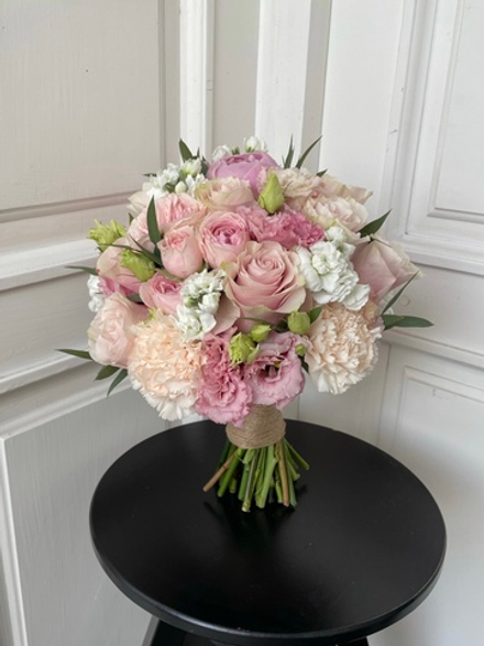 Свадебный букет из диантусов, маттиолы, пионов, эвкалипта и кустовых пионовидных роз