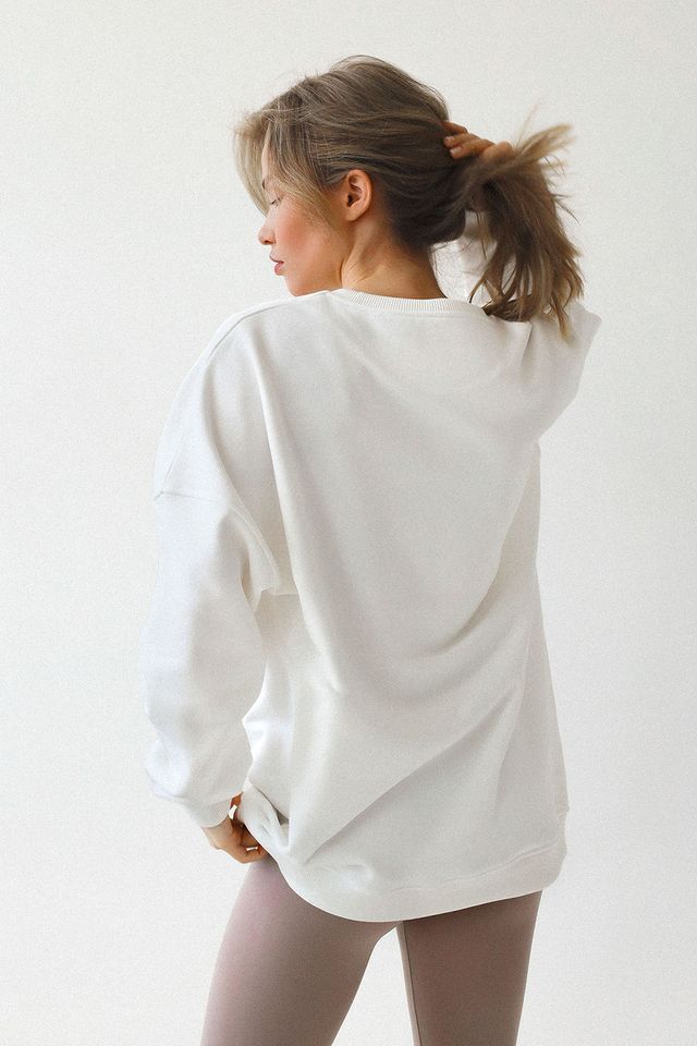 Свитшот с вышивкой на горловине цвета тофу