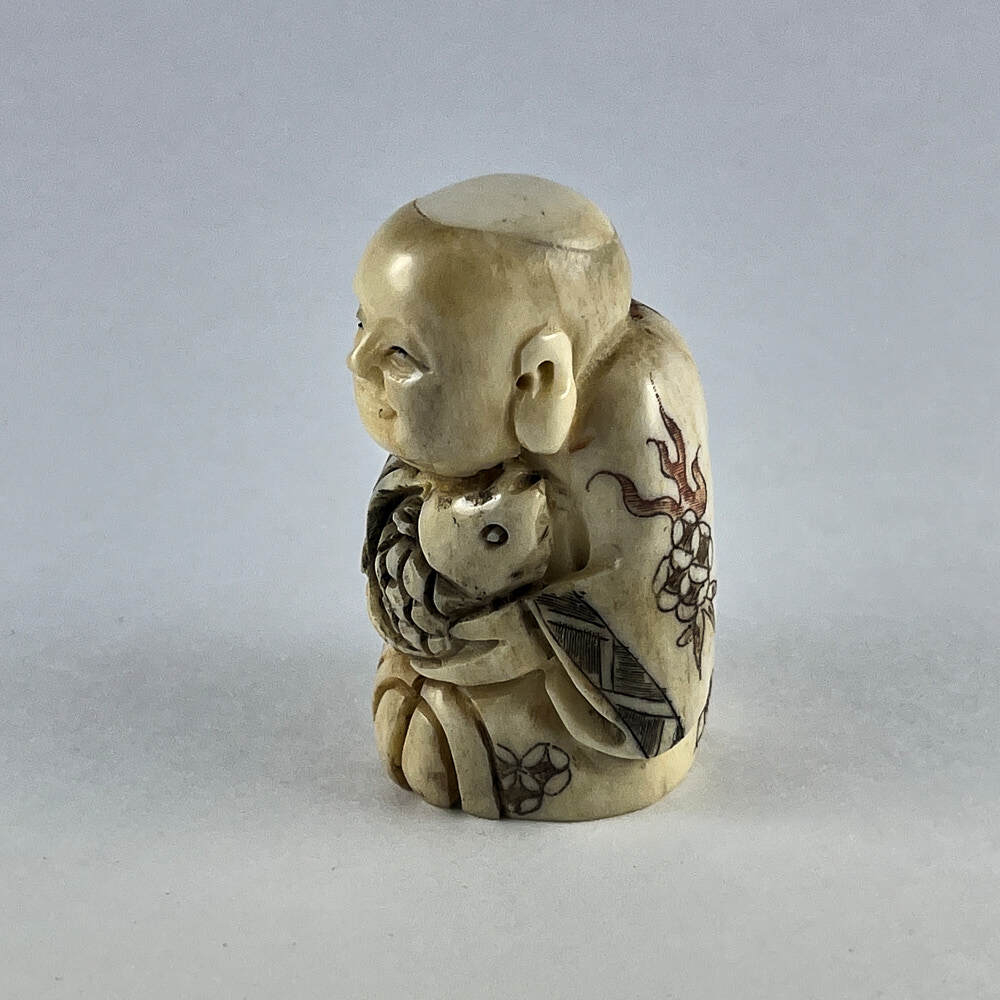 Статуэтка нэцкэ Мальчик с карпом в руках