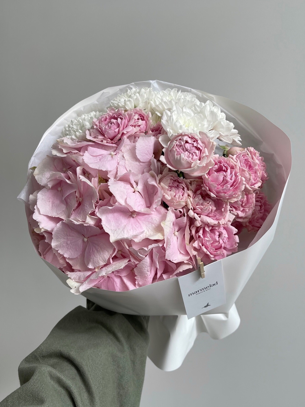 Букет гортензия, кустовые пионовидные розы в оформлении