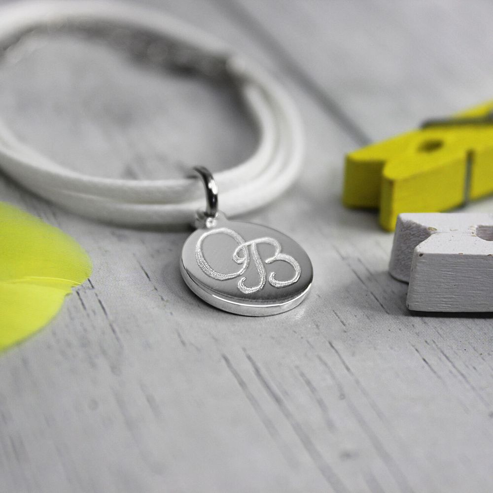 Кожаный браслет шнур с серебряной монеткой с гравировкой на заказ