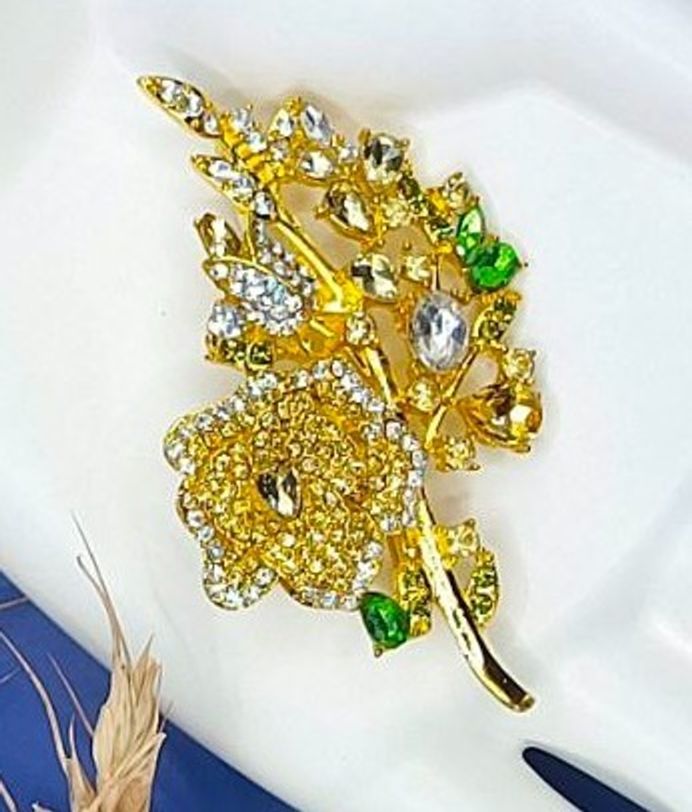 Брошь "Игривая веточка Розы"Выполнена из метала, страз и цирконов.