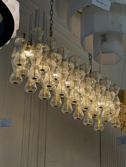 Эффектная люстра с множеством рифлёных стеклянных плафонов на золотом основании ✨