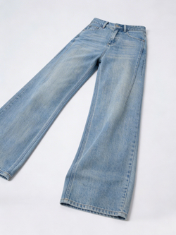 Широкие джинсы с контрастным карманом