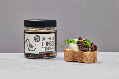 Вяленая слива в масле с чесноком, острым перцем и травами