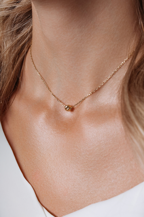 Колье "QUIET LUXURY" с шариком и алмазными гранями в золочении