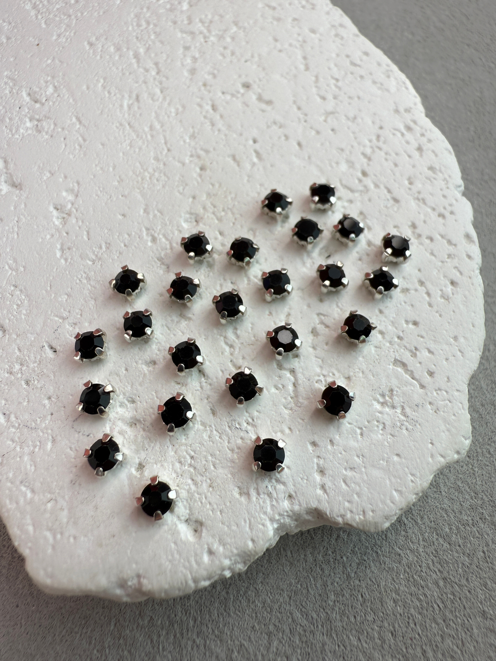 Шатоны 4 мм, Черный в серебре, 25 шт